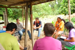 André, estudande de agronomia da ESALQ/USP e estagiários da Agroecologia realizam visita mensal para orientar a produtora Marilene