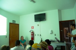 Guilherme, estagiário da ESALQ/USP fala sobre a Compostagem aos moradores e funcionários 